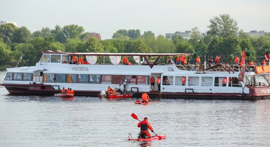 ФОТО: Возле Закюсалы пожарные отработали спасение людей с тонущего в Даугаве судна