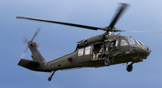 Lietuva parakstījusi līgumu ar ASV par četru helikopteru 'Black Hawk' iegādi