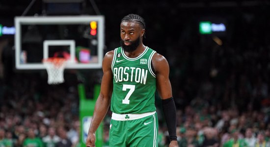'Celtics' bez Porziņģa izlaiž pārliecinošu vadību un pagarinājumā piekāpjas 'Warriors'