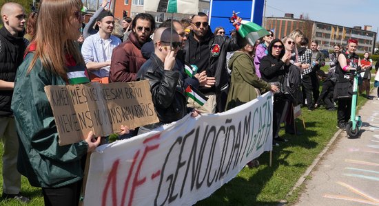 Foto: Gājienā palestīniešu atbalstam Rīgā dodas ap 100 cilvēku