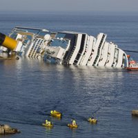 Sāk nogrimušā kuģa 'Costa Concordia' izcelšanas operāciju