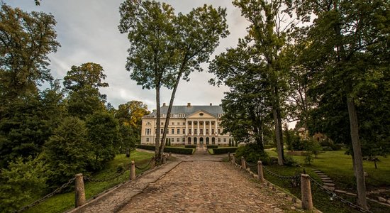 ФОТО: Прогулка по парку Каздангского дворца, принадлежавшего курляндским баронам