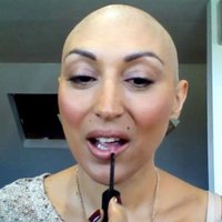 Iedvesmojošs video: Bijusī vēža slimniece māca sievietēm krāsoties