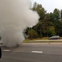 Aculiecinieces video: Vidzemes šoseju piedūmo degošs auto