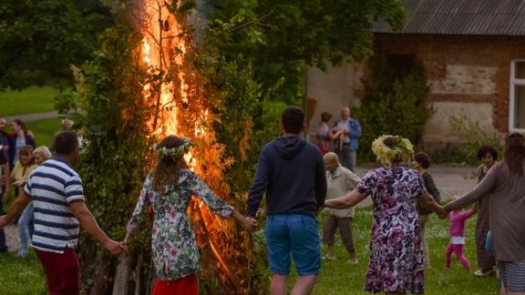 Līgo Jāņi ugunskurs saulgrieži līgotaji