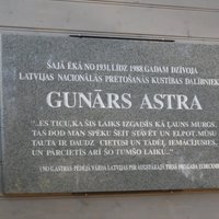 Uzstādīta piemiņas plāksne Gunāram Astram