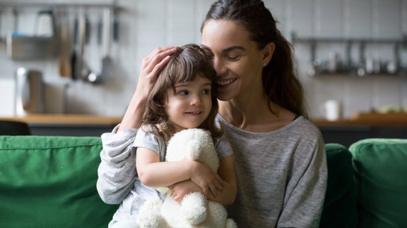 mamma meita bērns apskāviens pateicība ģimene 