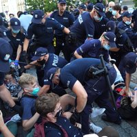Foto: LGBT aktīvistes apcietināšana Varšavā aizsāk protestus