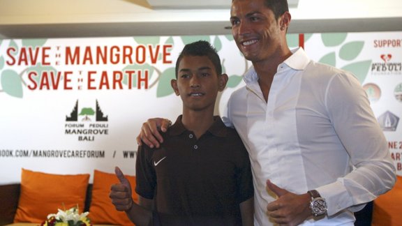 Cristiano Ronaldo with a fan Martunis