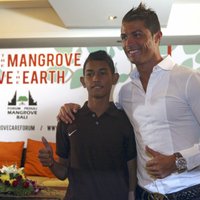 "Спортинг" подписал контракт с выжившим в цунами индонезийским мальчиком