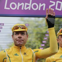 ‘Tour de France’ uzvarētājs noguruma dēļ izstājas no Olimpiskajām spēlēm