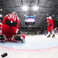 Kanādas, ASV un Slovākijas hokejisti sasniedz pasaules U-18 čempionāta pusfinālu