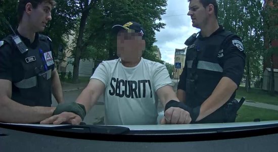 В Риге задержан агрессивный мужчина в кепке с гербом России