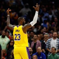 NBA tuvojas pirmais tēva un dēla duets: Lebrons Džeimss pagarina līgumu ar "Lakers"