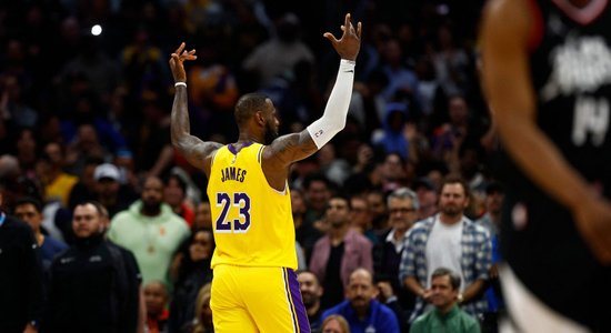 NBA tuvojas pirmais tēva un dēla duets: Lebrons Džeimss pagarina līgumu ar "Lakers"