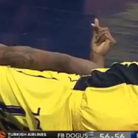 Video: Eirolīgas spēlē basketbolists piedzīvo baisu kritienu pēc 'danka'