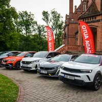 Foto: 'Latvijas Gada auto 2022' devies testa braucienā uz Jaunmoku pili