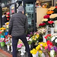 Video: 8. marts Rīgā – vīri steidz iekarot ziedu bodes