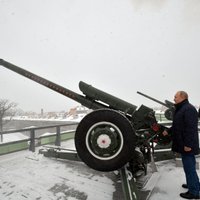 ВИДЕО: Путин сделал залп из пушки Петропавловской крепости
