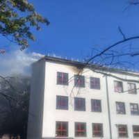 Rīgas Juglas vidusskolas ugunsgrēkā ar dūmiem saindējies 11 gadu vecs zēns