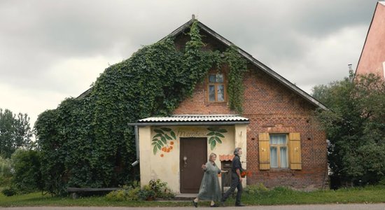 Nebaidīties, bet rīkoties! Videostāstā divas ģimenes dalās pieredzē par pārcelšanos uz dzīvi laukos