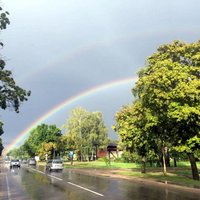 Foto: Aculiecinieki Latvijā fiksē krāšņu varavīksni