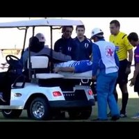 Video: Futbola viltības – spēlētājs noveļas no nestuvēm un vilcina laiku