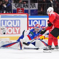 Šveices hokejisti aizraujošā mačā Rīgā pieveic Slovākiju, turpinot izcilo čempionāta sākumu