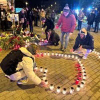 ФОТО, ВИДЕО. Напротив российского посольства в Риге состоялась траурная акция в честь памяти Алексея Навального