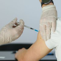 Vakcinācija pret Covid-19: arvien mazāk cilvēku ierodas pēc pirmās potes