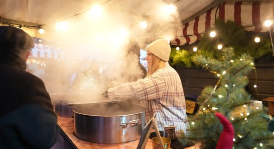 Karstvīns un piparkūkas – cilvēki ir sailgojušies pēc Ziemassvētku tirdziņu atmosfēras