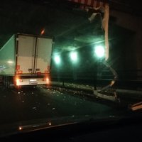Zem Akmens tilta kārtējo reizi iesprūdis kravas auto; satiksme atjaunota