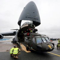 Foto: Latvijā ierodas ASV helikopteri 'Black Hawk'