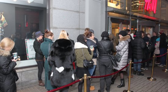 ФОТО: рижане с раннего утра выстроились в очередь за коллекцией Kenzo в H&M