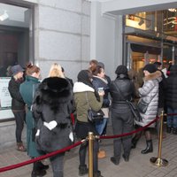 ФОТО: рижане с раннего утра выстроились в очередь за коллекцией Kenzo в H&M