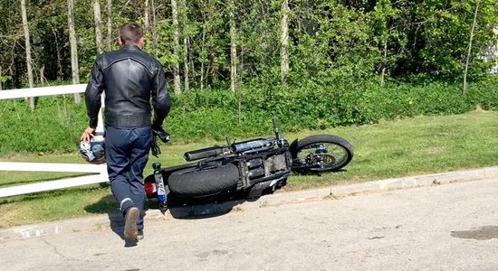 Foto: Ventspils tehniskajā apskatē darbinieks apgāž klienta motociklu