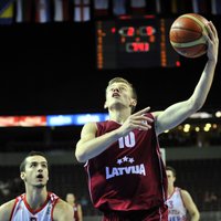 Latvijas U-20 basketbolisti vēlreiz sīvā cīņā piekāpjas Igaunijas studentu izlasei