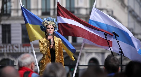 Video: Protests 'Krievu balss pret karu' Brīvības pieminekļa pakājē pulcē atbalstītājus