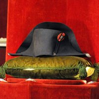 Video: Par 1,8 miljoniem eiro izsolē pārdod Napoleona cepuri