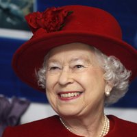 Karaliene 'murrājusi' no prieka par Skotijas referenduma rezultātiem, atklāj Kamerons
