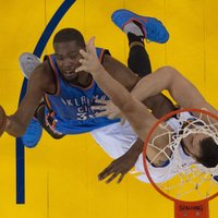 NBA atzīst tiesnešu kļūdu 'Thunder' un 'Warriors' mača izšķirošajos brīžos