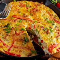 Krāsnī ceptas omletes: 13 vienkāršas receptes karaliski gardām brokastīm