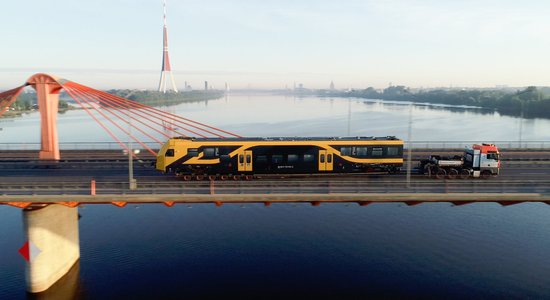 ФОТО: В Латвию прибыли первые вагоны новой электрички