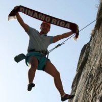 Uzmundrinājums Rīgas 'Dinamo' komandai no klints virsotnes Spānijā