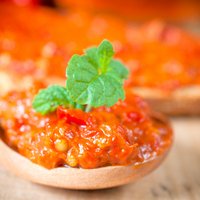 Заготовки на зиму: нежный томатный салат к мясу и макаронам