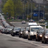 Foto: Deglava tilta slēgšana Rīgā rada pamatīgus sastrēgumus