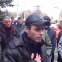 Video: Par neapdomīgu izrunāšanos prokrieviskie aktīvisti piekauj savējo