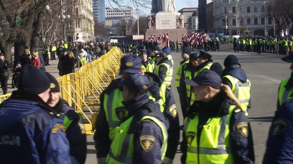 16.marts Policija pirms leģionāru gājiena - 1