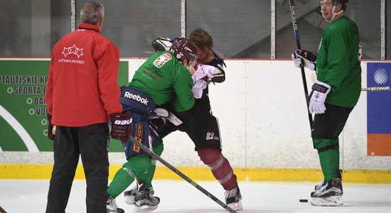 ВИДЕО, ФОТО: Хоккеисты сборной Латвии подрались на первой тренировке под руководством Хартли