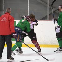 ВИДЕО, ФОТО: Хоккеисты сборной Латвии подрались на первой тренировке под руководством Хартли